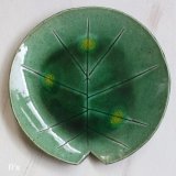 陶器の丸皿　葉っぱ型　グリーン　未使用品（を4973）