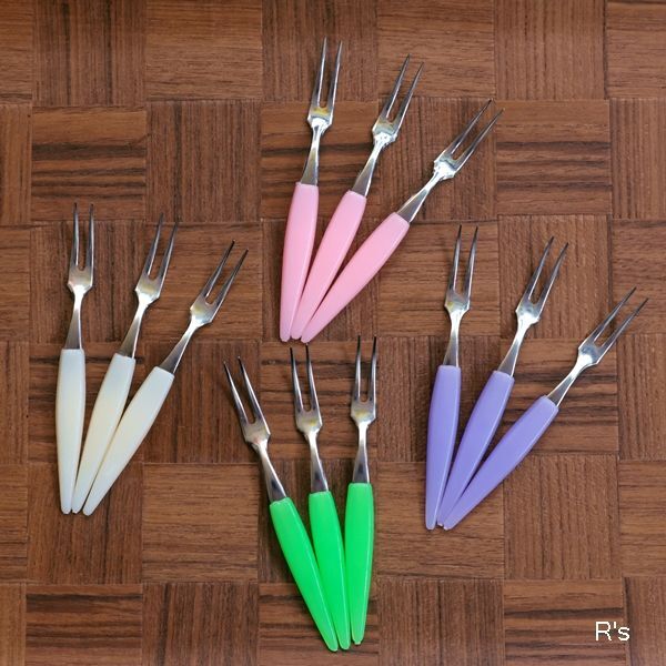 レトロ　フルーツピック　小さなフォーク　12pcs.　4色各3本セット　未使用品（メ798）