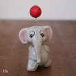 画像2: Lovely　Elephant　風船を持ったゾウの置物　陶器の象　ユーズド品（店4468）