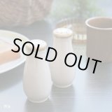 画像: レトロ　Crown　Manor　HANDPAINTED　ストーンウェア　ソルト＆ペッパーケース　塩コショウ入れ　未使用品(A2228)