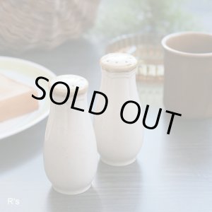 画像: レトロ　Crown　Manor　HANDPAINTED　ストーンウェア　ソルト＆ペッパーケース　塩コショウ入れ　未使用品(A2228)