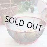 画像: レトロ　金属製　水切りざる　赤×黒　未使用品